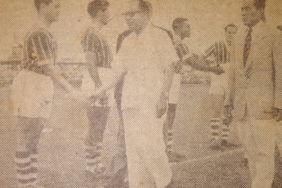 pandeka-minang,-kala-psp-padang-benamkan-klub-mozambik-di-stadion-banteng-pada-akhir-1955