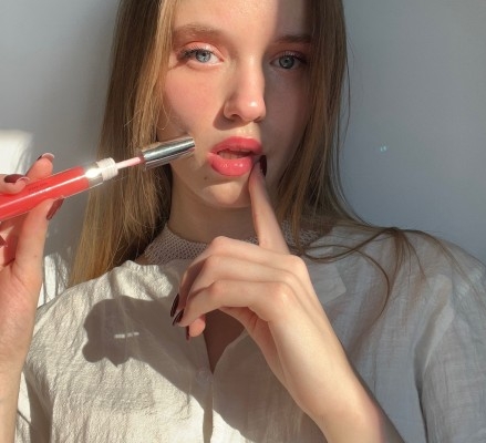 7-bahan-lip-gloss-yang-membuat-bibir-terlihat-sehat