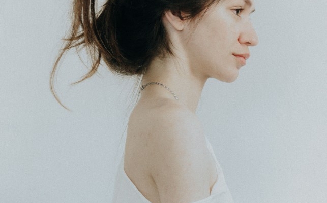 6-cara-membuat-gaya-rambut-messy-bun-yang-sempurna