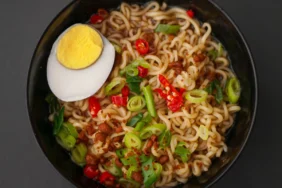kenapa-ya,-makan-mie-instan-menjelang-tengah-malam-terasa-lebih-nikmat?
