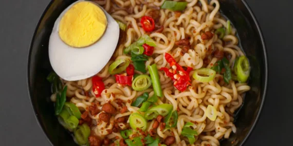 Kenapa Ya, Makan Mie Instan Menjelang Tengah Malam Terasa Lebih Nikmat?