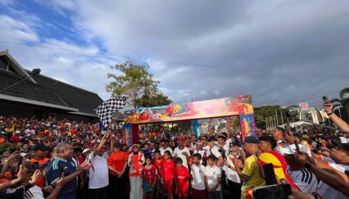 ribuan-warga-ambon-ikuti-color-fun-walk-meriahkan-piala-dunia-2026