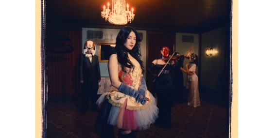 Emei Rilis EP Night at the Opera: Sisi Teatrikal dan Diss Track Noah