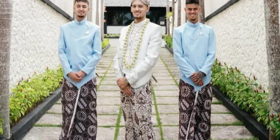 Jadi Groomsmen Justin Hubner, Ivar Jenner dan Mees Hilgers Tampil Gagah Pakai Beskap Jawa