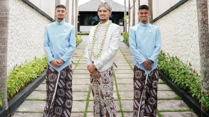 jadi-groomsmen-justin-hubner,-ivar-jenner-dan-mees-hilgers-tampil-gagah-pakai-beskap-jawa
