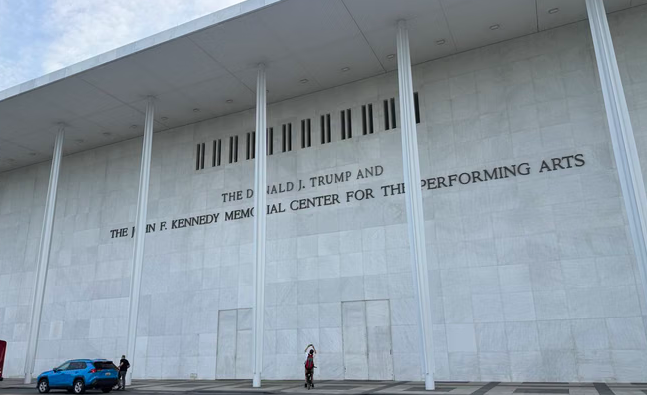 nama-donald-trump-dihapus-dari-gedung-kennedy-center