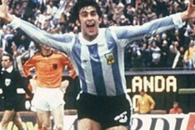 mario-kempes-dan-jejak-sang-juara-dunia-yang-menutup-karier-di-indonesia
