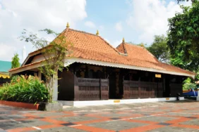 4-alasan-rumah-di-madura-kebanyakan-punya-teras-depan-yang-luas