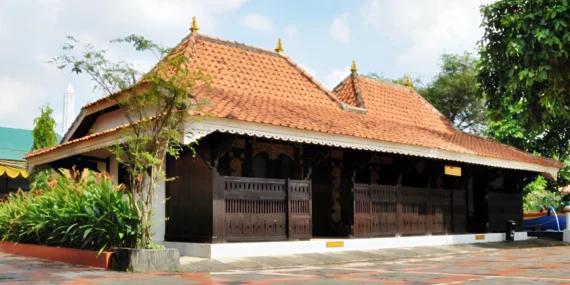 4 Alasan Rumah di Madura Kebanyakan Punya Teras Depan yang Luas
