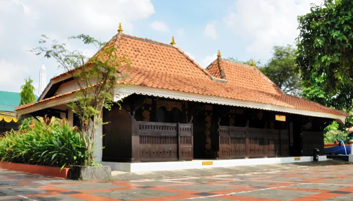 4-alasan-rumah-di-madura-kebanyakan-punya-teras-depan-yang-luas