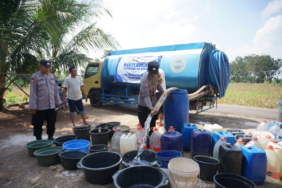polres-tuban-salurkan-40.000-liter-air-bersih-untuk-tiga-desa-terdampak-kekeringan