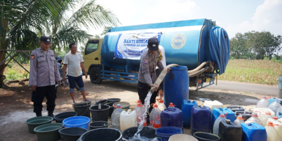 Polres Tuban Salurkan 40.000 Liter Air Bersih untuk Tiga Desa Terdampak Kekeringan