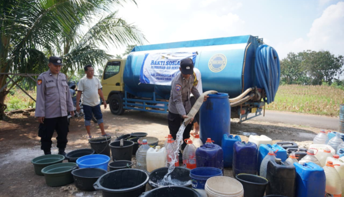 polres-tuban-salurkan-40.000-liter-air-bersih-untuk-tiga-desa-terdampak-kekeringan