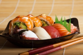kenapa-sushi-harus-dimakan-sekali-hap?-ini-alasan-chef
