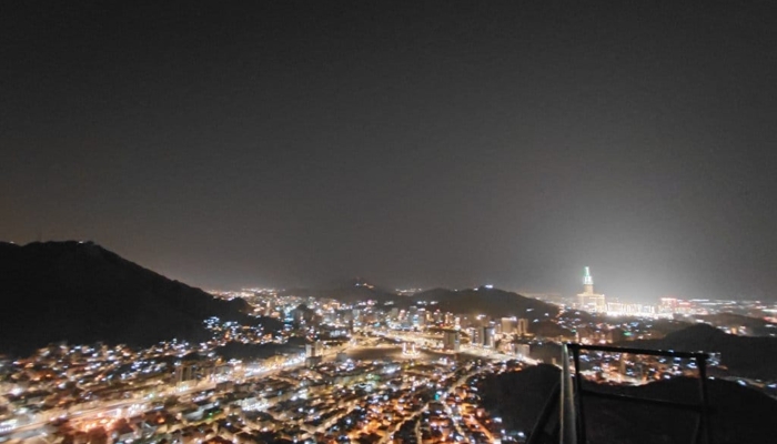 menaklukkan-fobia-ketinggian-saat-ziarah-gua-hira-di-jabal-nur