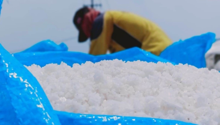 hujan-masih-turun,-produksi-awal-garam-di-cirebon-alami-gangguan