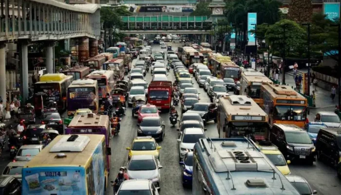 sebagai-pengendara-motor-di-bandung,-saya-capek-ikut-menyumbang-macet-setiap-hari