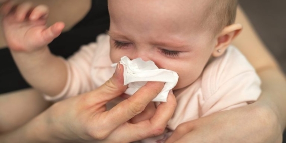6 Cara Aman Mengatasi Hidung Tersumbat pada Bayi dan Membersihkannya