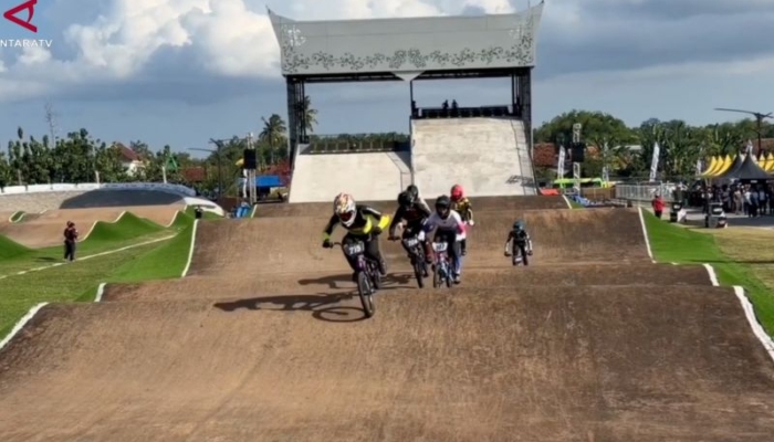 ratusan-pembalap-adu-cepat-di-ajang-banyuwangi-bmx-supercross-2026