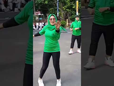 Moment liputan senam bersama warga kota palembang dan komunitas sepeda ontel