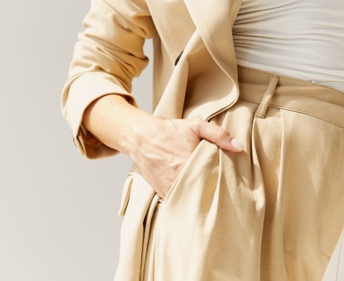 elegan!-ini-6-tips-memadukan-voluminous-top-&-tailored-pants