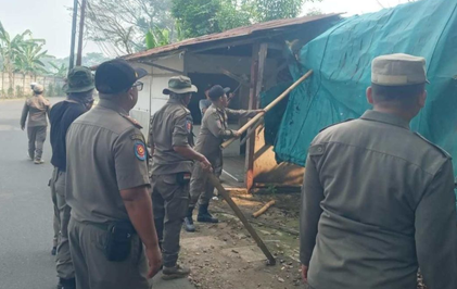 118-bangunan-pkl-liar-di-bantaran-kali-angke-kemang-dibongkar,-ini-alasannya
