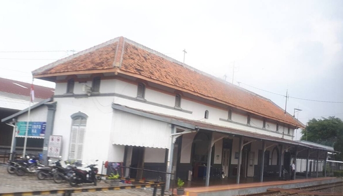stasiun-brumbung,-jejak-kolonial-yang-masih-hidup-di-masa-kini