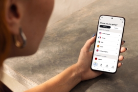 ponsel-motorola-kini-memiliki-esim-perjalanan-bawaan-untuk-data-seluler-di-luar-as