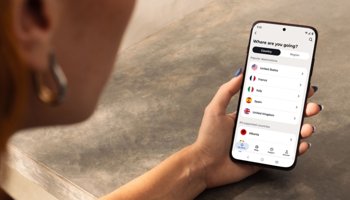 ponsel-motorola-kini-memiliki-esim-perjalanan-bawaan-untuk-data-seluler-di-luar-as