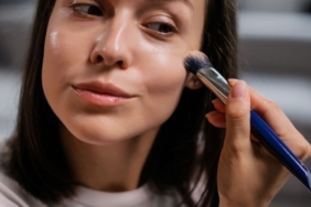 7-cara-pakai-foundation-untuk-make-up-flawless-tahan-lama