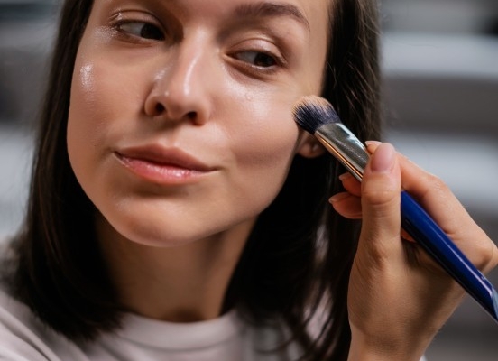 7-cara-pakai-foundation-untuk-make-up-flawless-tahan-lama