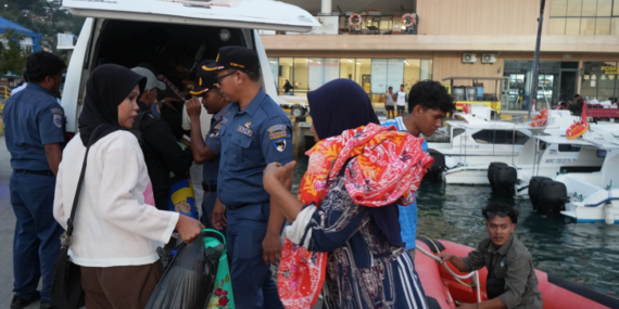 Dua Nyawa Berkejaran dengan Waktu di Selat Komodo