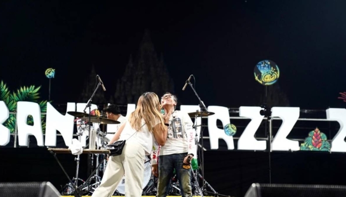 bukan-sekadar-nyanyi,-ari-lasso-bawa-semangat-“free-palestine”-di-prambanan-jazz-festival-2026