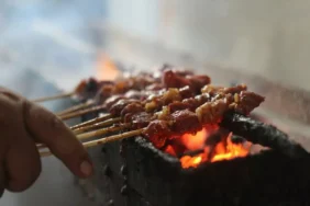 pengakuan-orang-semarang-yang-kalah-mental-menghadapi-garangnya-kuliner-kambing-tegal
