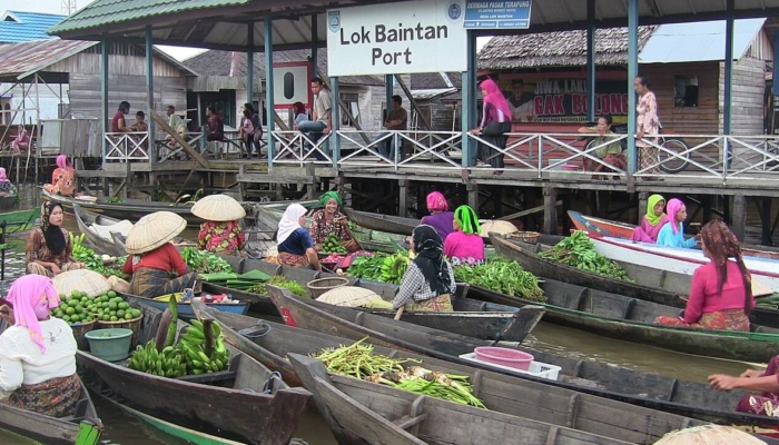 pasar-terapung-lok-baintan,-tradisi-berdagang-di-atas-perahu-yang-tak-lekang-oleh-waktu
