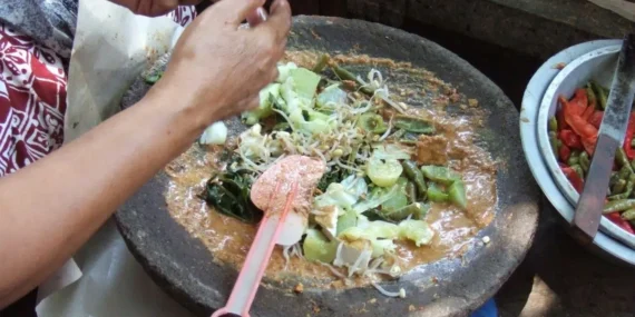 Orang Madura syok saat mengetahui rupa dan rasa gado-gado dari daerah lain