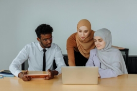 punya-teman-kantor-ternyata-berpengaruh-pada-kebahagiaan-kerja.-benarkah?