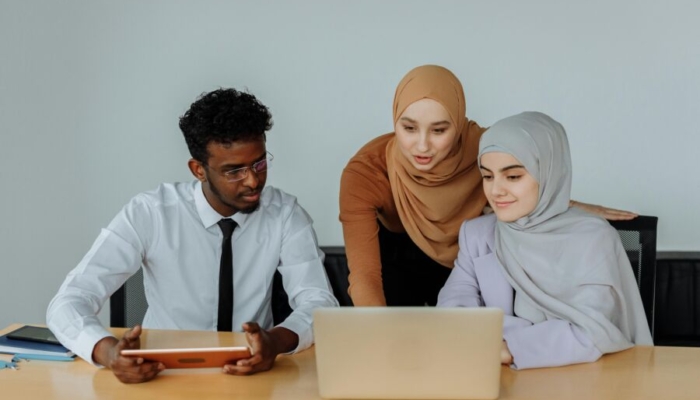 punya-teman-kantor-ternyata-berpengaruh-pada-kebahagiaan-kerja.-benarkah?