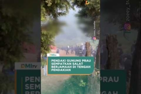 Pendaki Gunung Prau Sempatkan Salat Berjamaah di Tengah Pendakian