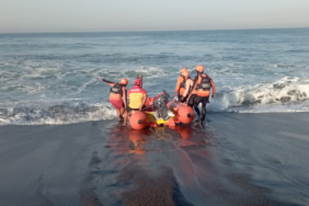 tim-sar-cari-remaja-yang-hilang-terseret-ombak-di-pantai-pererenan-bali