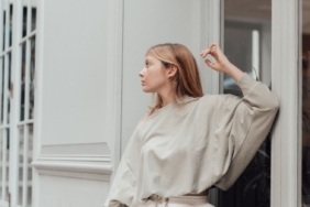 7-inspirasi-outfit-monokrom-elegan-yang-timeless