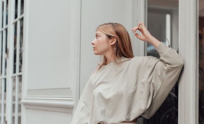 7-inspirasi-outfit-monokrom-elegan-yang-timeless