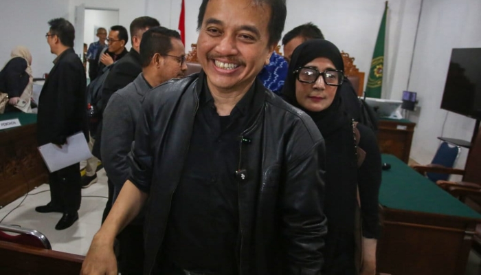 polisi-&-roy-suryo-debat-pasal-32-ayat-1-uu-ite-di-praperadilan