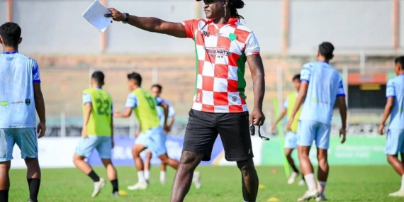 Bio Paulin Dulu Tembok Kokoh Persipura, Kini Jadi Peracik Strategi yang Berbuah Juara