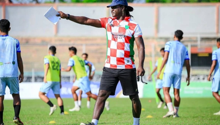 bio-paulin-dulu-tembok-kokoh-persipura,-kini-jadi-peracik-strategi-yang-berbuah-juara