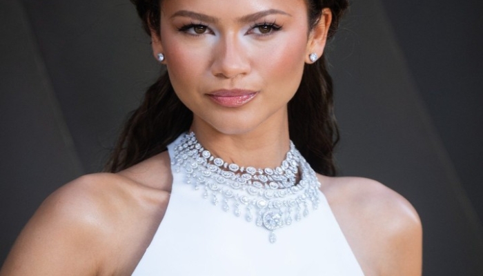spill-produk-makeup-zendaya-di-premiere-film-the-odyssey