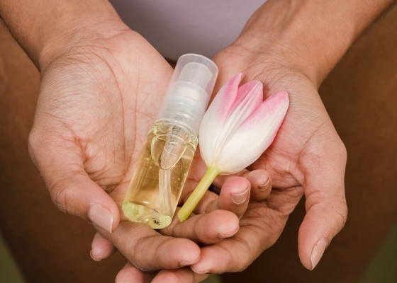 5-campuran-body-oil-alami-untuk-kulit-glowing-yang-sehat