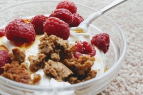 5-rekomendasi-plain-yoghurt-untuk-sarapan-sehat-yang-lezat