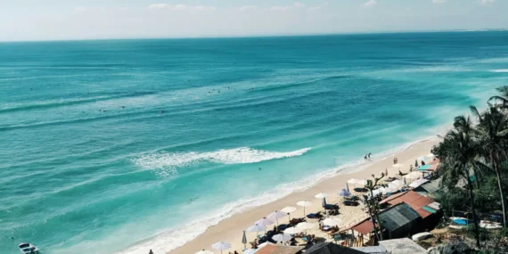 Kenapa orang Bali jarang liburan ke pantai, padahal tinggal deket pantai?