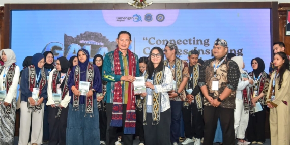 Bupati Pasarkan Produk Lokal Lamongan pada 162 Mahasiswa Mancanegara